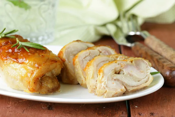 Involtini di pollo al forno con aglio e rosmarino — Foto Stock