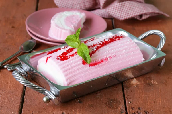 Vanilj jordgubbstårta rulle glass med mynta och berry sås — Stockfoto