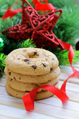 Noel ağacı dalları ve dekorasyon ahşap bir zemin üzerine çikolatalı kurabiye