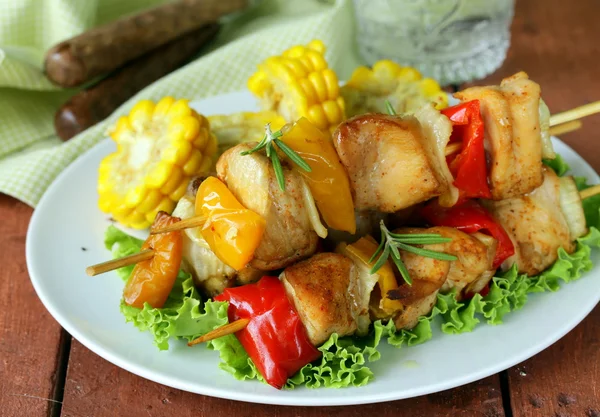 Chicken kebabs with vegetables on wooden skewers — Stock Photo, Image