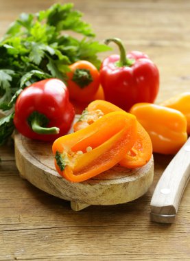 ahşap arka plan üzerinde taze renkli biber