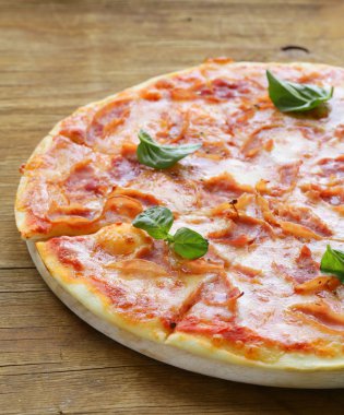 prosciutto jambonu ve fesleğen geleneksel İtalyan pizza