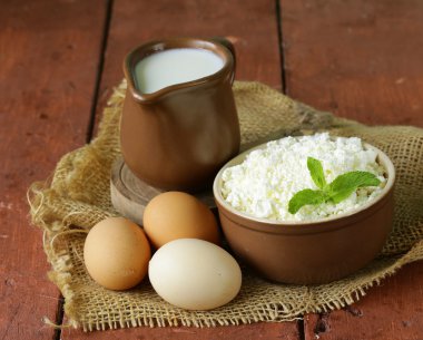 rustik ürünleri süzme peynir, süt ve yumurta ahşap tablo