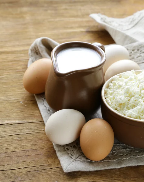 Productos rústicos requesón, leche y huevos en una mesa de madera —  Fotos de Stock