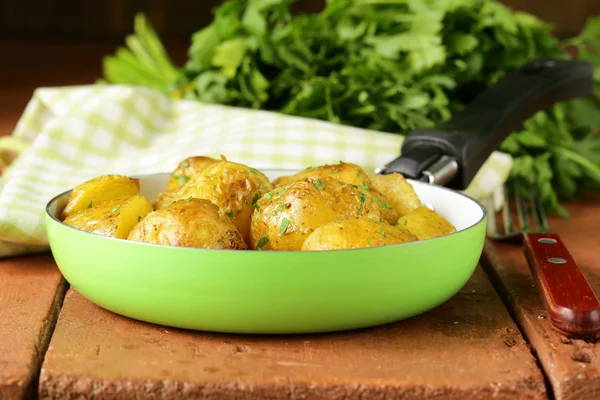 Patatas al horno sabrosas con hierbas en la sartén — Foto de Stock