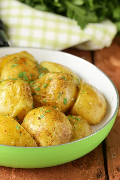 Patatas al horno sabrosas con hierbas en la sartén — Foto de Stock