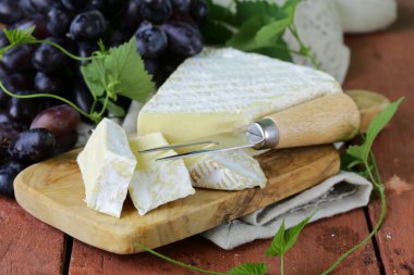 brie peyniri ile ahşap tahta üzerinde tatlı üzüm