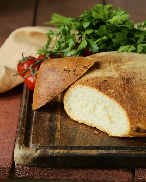 Pão tradicional ciabatta italiano com tomate e ervas — Fotografia de Stock