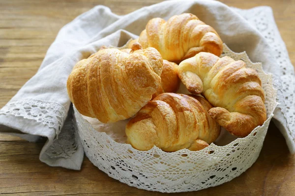 Croissants de pastelaria sopro francês tradicional na cesta de renda — Fotografia de Stock