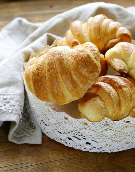 Croissants de pastelaria sopro francês tradicional na cesta de renda — Fotografia de Stock