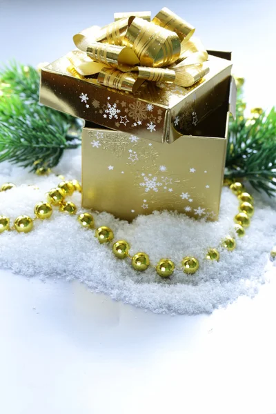 Coffret cadeau doré avec beau ruban dans la neige, Noël nature morte — Photo