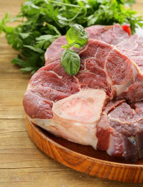 taze çiğ et ossobuco ahşap oyun tahtası