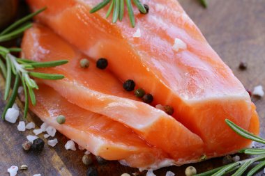 tuzlu Kuaförler kırmızı somon balığı ahşap tahta üzerinde