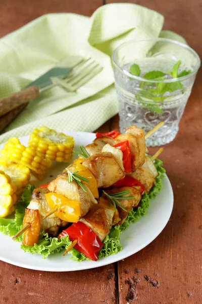 Kycklingkebab med grönsaker på trä spett — Stockfoto