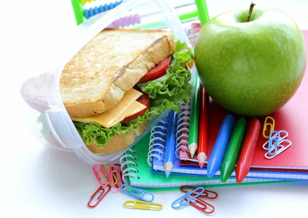Szendvics sajttal, paradicsommal, egy egészséges iskolai ebéd — Stock Fotó
