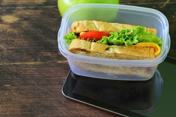 Smörgås med ost och tomat för en hälsosam skola lunch — Stockfoto
