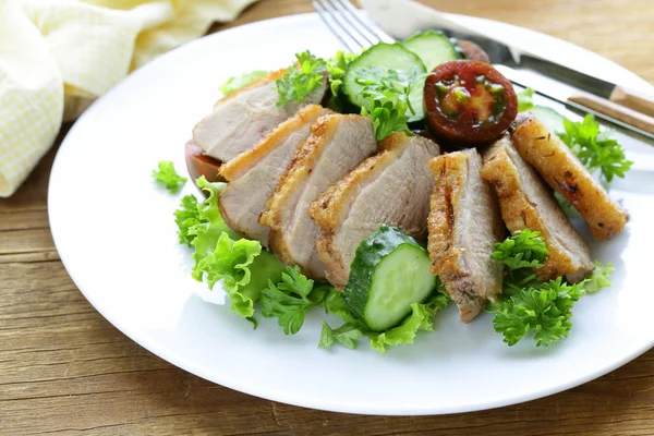 Salat mit gegrilltem Entenfilet, Tomaten und grünem Salat — Stockfoto