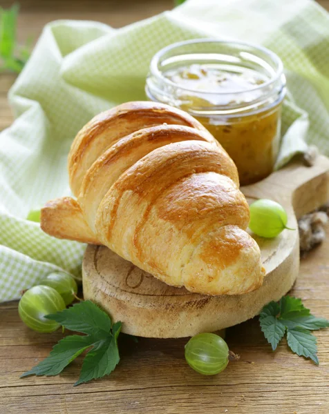 Croissant per la colazione con marmellata fresca di uva spina verde — Foto Stock