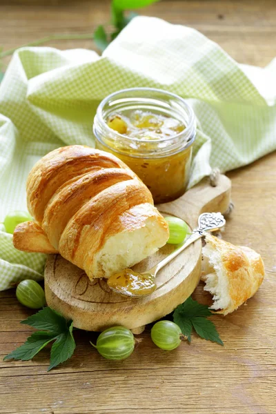 Frukost croissant med färsk sylt av gröna krusbär — Stockfoto