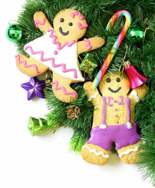 Traditionele kerst gingerbread man met feestelijke decoraties en kerstboom — Stockfoto
