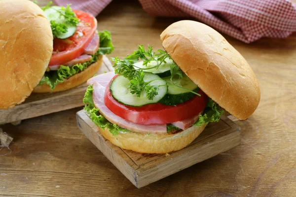 Snack burger aux légumes frais et jambon sur une planche en bois — Photo