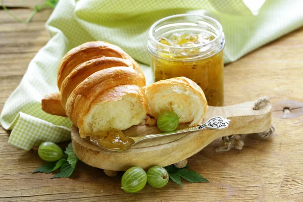 Breakfast croissant with fresh jam of green gooseberry — Stock Photo, Image