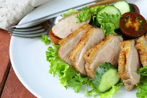 Ensalada con filete de pato a la plancha, tomate y lechuga verde — Foto de Stock