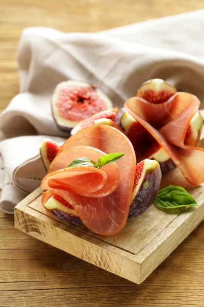 Mor olgun incir ile jambon füme - geleneksel antipasti meze