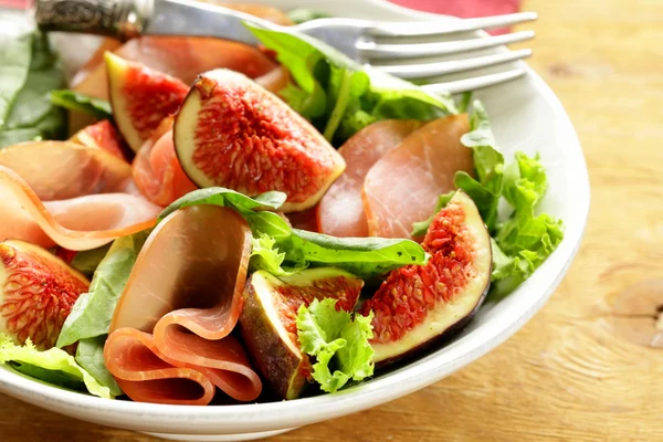 Salade au jambon fumé et figues douces fraîches — Photo