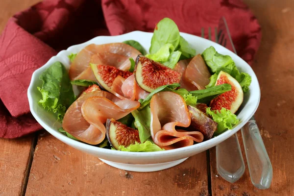 Salade au jambon fumé et figues douces fraîches — Photo