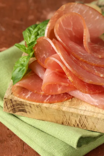 Prosciutto di maiale affumicato sul tagliere di legno — Foto Stock