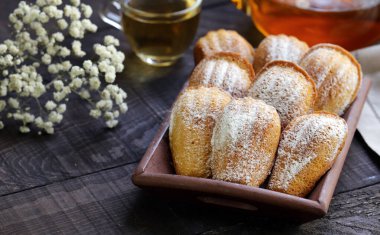 Lavantalı ve pudra şekerli Madeleine kurabiyeleri.