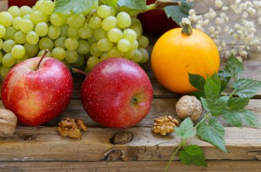 Sonbahar hasadı meyveler ve böğürtlenler ahşap arka planda