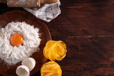 un yemeği arka planda taze makarna ahşap zemin üzerinde