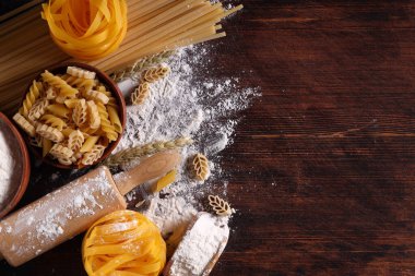 un yemeği arka planda taze makarna ahşap zemin üzerinde