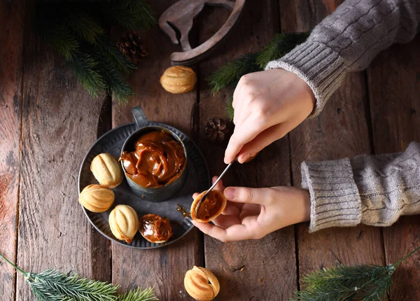 圣诞焦糖和饼干是假日的食品 — 图库照片