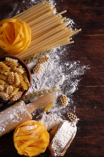 Mehl Lebensmittel Hintergrund Frische Pasta Auf Holz Hintergrund — Stockfoto