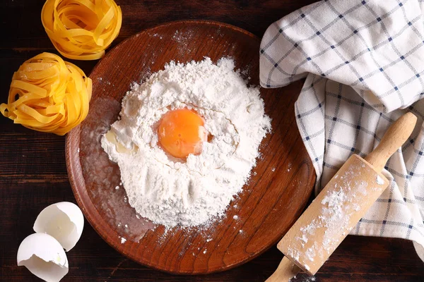 Mehl Lebensmittel Hintergrund Frische Pasta Auf Holz Hintergrund — Stockfoto