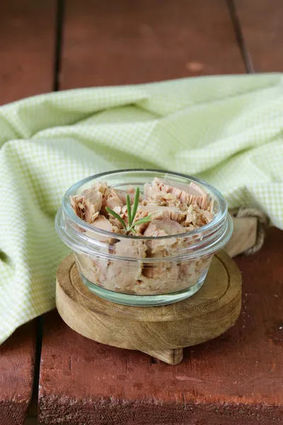 Konserw z tuńczyka z rozmarynu w słoik — Zdjęcie stockowe