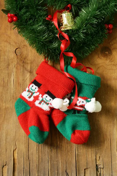 Chaussettes tricotées de Noël pour cadeaux décoration festive traditionnelle — Photo