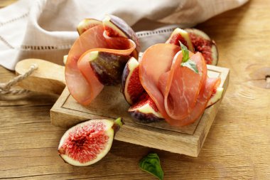 Mor olgun incir ile jambon füme - geleneksel antipasti meze
