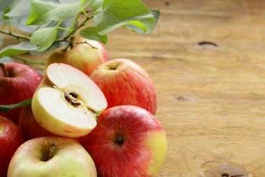 Olgun kırmızı elmalar sonbaharda hasat ahşap zemin