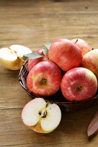 Maturare mele rosse raccolta autunnale su uno sfondo di legno — Foto Stock