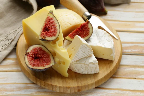 Tabla de quesos con maasdam, camembert, queso cheddar e higos —  Fotos de Stock
