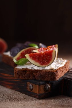 peynir ve incir ile sandviç