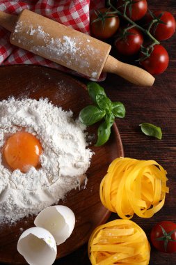 un yemeği arka planda taze makarna ahşap zemin üzerinde