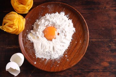 un yemeği arka planda taze makarna ahşap zemin üzerinde