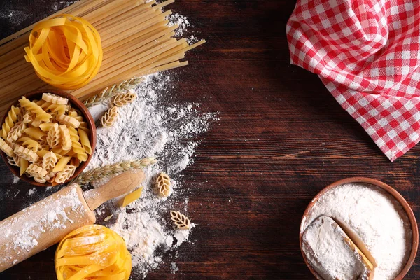 Mehl Lebensmittel Hintergrund Frische Pasta Auf Holz Hintergrund — Stockfoto