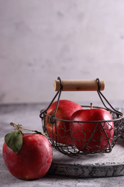 放在篮子里桌子上的天然有机水果苹果 — 图库照片