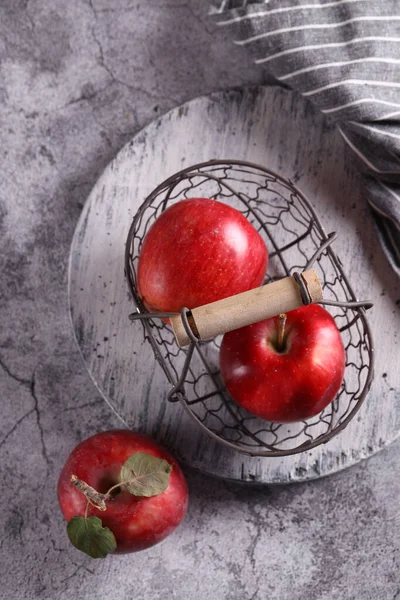 Maçãs Frutas Orgânicas Naturais Mesa Uma Cesta — Fotografia de Stock